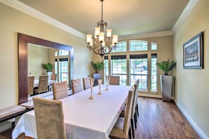 Dining - Waterfront Home w/ Boat Dock on Lake Houston! (Houston)