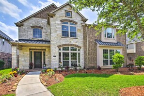 Exterior - Waterfront Home w/ Boat Dock on Lake Houston! (Houston)
