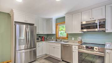 House (5 Bedrooms) | Interior