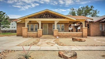 House (3 Bedrooms) | Exterior