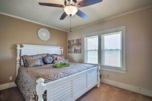Interior - Inviting Lubbock Home > 1 Mi to Downtown (Lubbock)