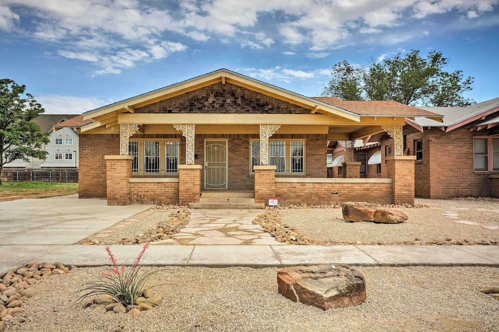 Inviting Lubbock Home > 1 Mi to Downtown