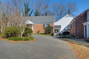 Apartment (3 Bedrooms) | Interior - 4 Mi to Dtwn: Spacious Suite in Mount Airy (Mount Airy)