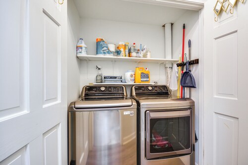 4 Mi to Dtwn: Spacious Suite in Mount Airy