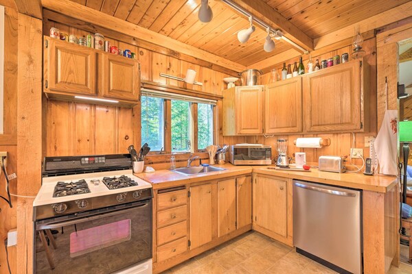Boothbay Harbor Cabin W/ Spacious Deck & Yard! - Boothbay, ME