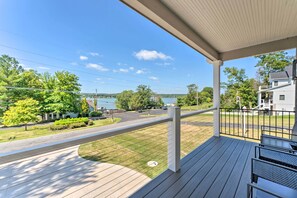 Terrace/patio - Fantastic House: Balcony, Steps to Lake Como! (Lake Geneva)