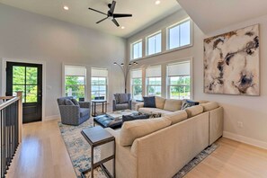 TV - Fantastic House: Balcony, Steps to Lake Como! (Lake Geneva)