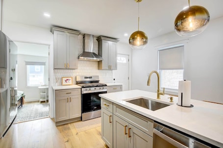 House (4 Bedrooms) | Private kitchen | Microwave, oven, stovetop, dishwasher