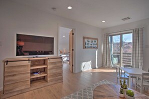 Interior - Medicine Park Cabin w/ Mountain Views! (Medicine Park)