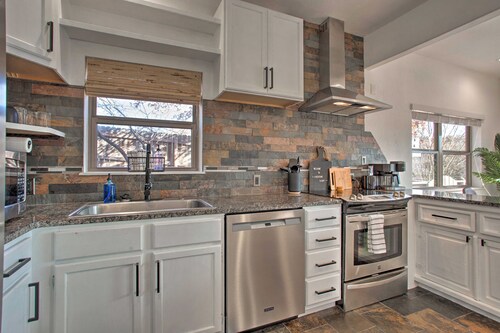 Medicine Park Cabin w/ Mountain Views!