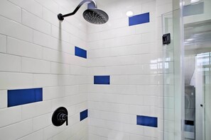 Shower - Houston Apt w/ EV Charging: 3 Mi to Downtown! (Houston)