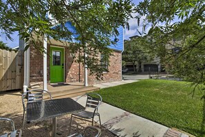 Outdoor dining - Houston Apt w/ EV Charging: 3 Mi to Downtown! (Houston)