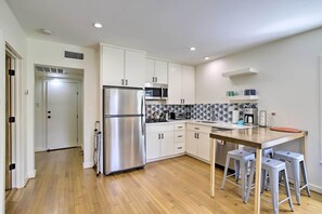 Apartment (1 Bedroom) | Private kitchen | Microwave, oven, stovetop, dishwasher - Houston Apt w/ EV Charging: 3 Mi to Downtown! (Houston)