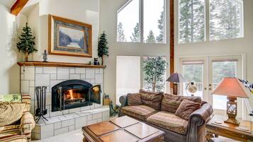 House (3 Bedrooms) | Living area | TV, fireplace, DVD player