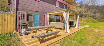 Colorful Bakersville Cottage: Views, Pets Allowed!