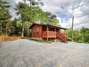 Apartment (0 Bedroom) | Interior - Deck & Hot Tub: Log Cabin Sevierville Studio! (Sevierville)