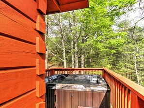Interior - Deck & Hot Tub: Log Cabin Sevierville Studio! (Sevierville)