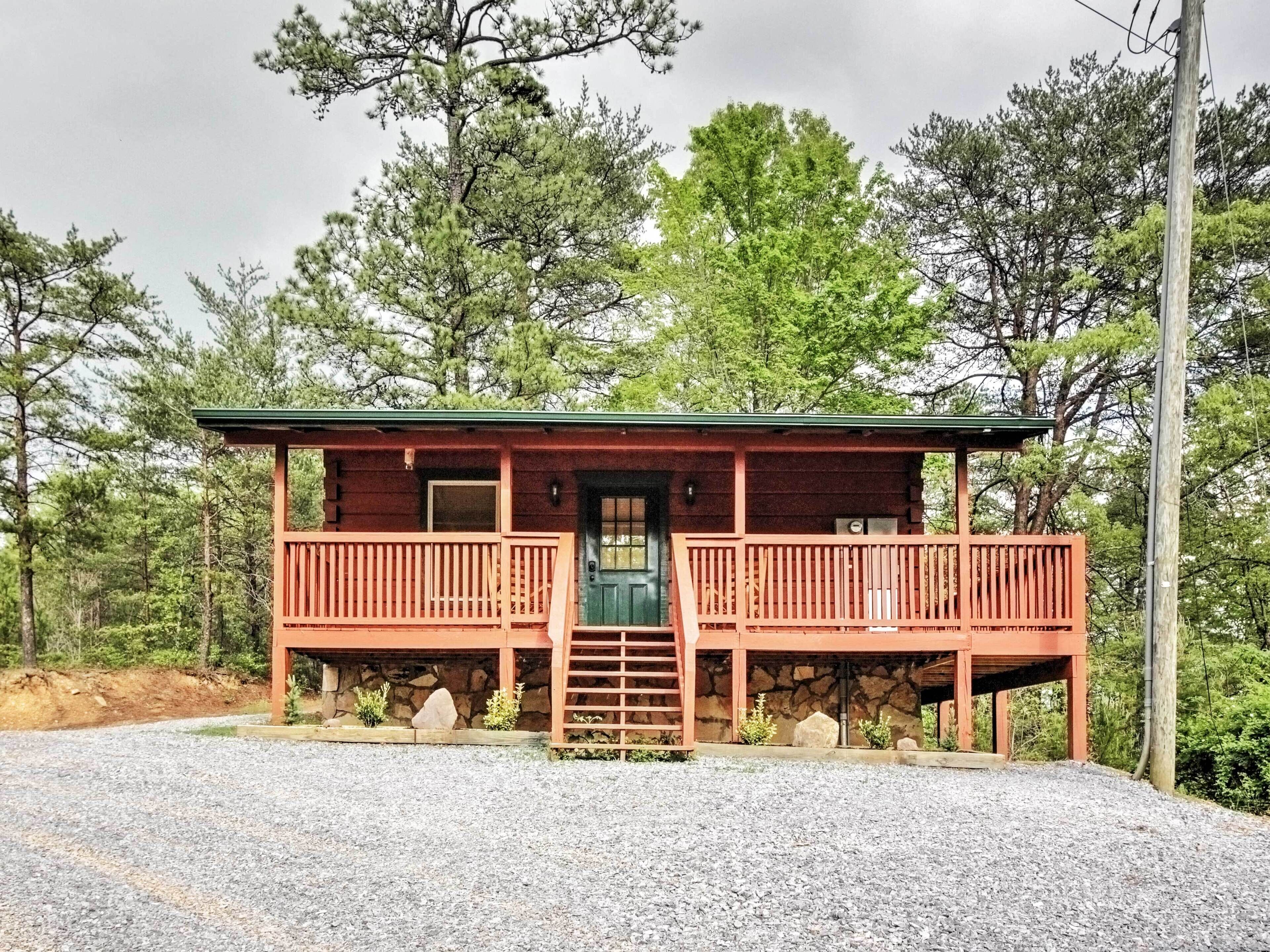 Log Cabin Studio in Sevierville w/ Deck & Hot Tub!