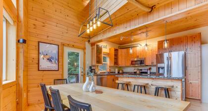'grizzly Tower' Packwood Cabin w/ Hot Tub!