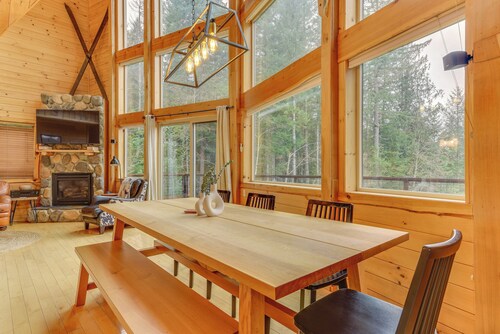 'grizzly Tower' Packwood Cabin w/ Hot Tub!