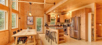 'grizzly Tower' Packwood Cabin w/ Hot Tub!