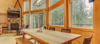 'grizzly Tower' Packwood Cabin w/ Hot Tub!