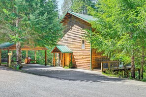 House (3 Bedrooms) | Interior - 'grizzly Tower' Packwood Cabin w/ Hot Tub! (Packwood)