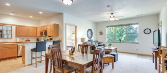 Cozy Livingston Condo w/ Balcony & Mtn View!