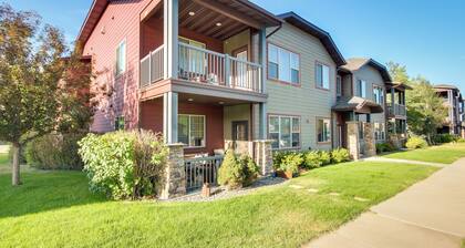 Cozy Livingston Condo w/ Balcony & Mtn View!