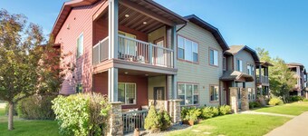 Cozy Livingston Condo w/ Balcony & Mtn View!
