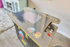 House (5 Bedrooms) | Interior