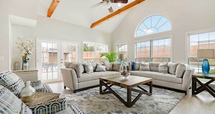 Fenced Yard & Ping-pong Table: Spacious Graham Gem