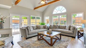 House (5 Bedrooms) | Interior