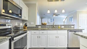 House (5 Bedrooms) | Interior