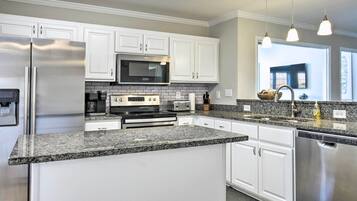 House (5 Bedrooms) | Interior