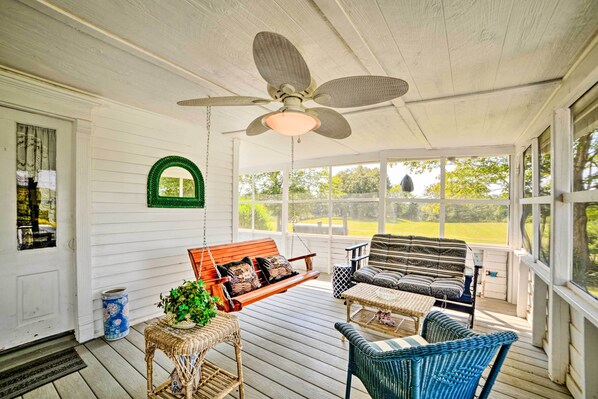 TV - Rural & Historic Estate Home, 12 Mi to Clarksville (Clarksville)