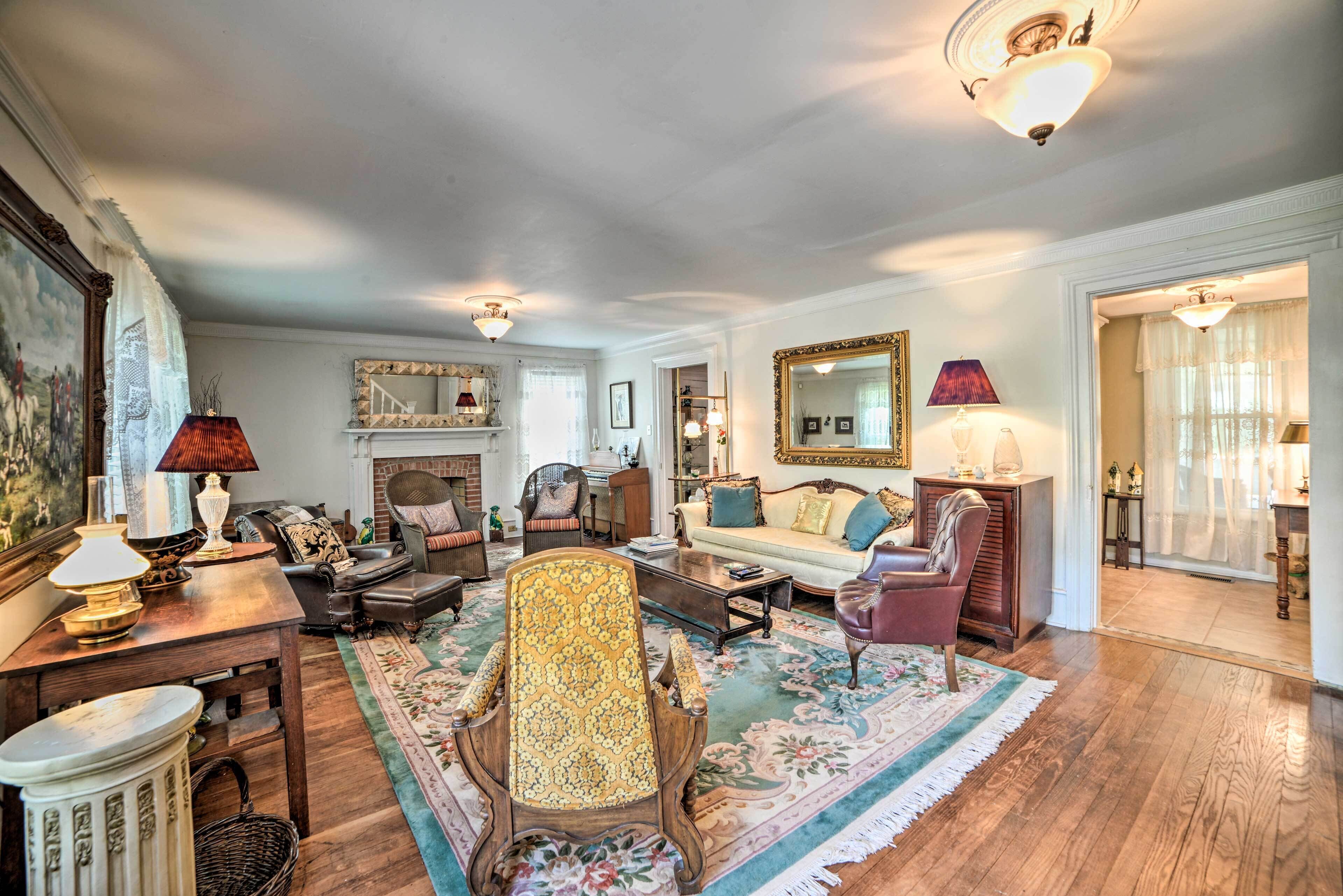 Rural & Historic Estate Home, 12 Mi to Clarksville