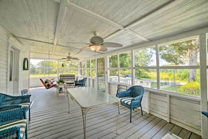 Outdoor dining - Rural & Historic Estate Home, 12 Mi to Clarksville (Clarksville)