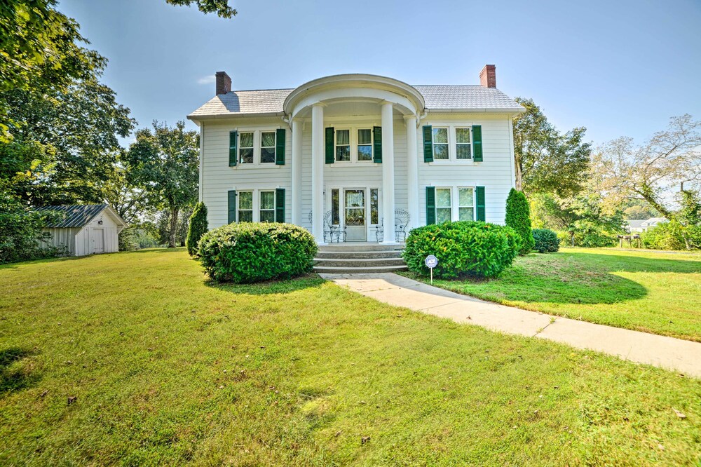 Rural & Historic Estate Home, 12 Mi to Clarksville