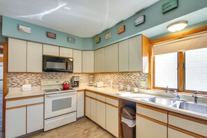 Interior - Old Ocean Beach Apt by Pier + Palace Playland (Old Orchard Beach)
