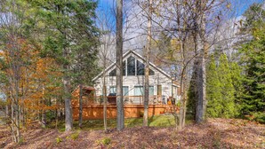 A cabin with a large deck, surrounded by trees and a forested area. - 'luna Stella' - West Dover Home 1 Mi to Mt Snow! (West Dover)