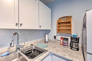 Interior - Peaceful Roan Mountain Escape: On-site Creek! (Roan Mountain)