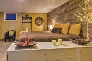 2 bedrooms, bed sheets - Sleek Hendersonville Home w/ Furnished Patio! (Etowah)