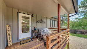 A wooden porch with a bench, a welcome sign, and a decorative wall piece. - Ruidoso Home w/ Patio, Walk to Restaurants! (Ruidoso)