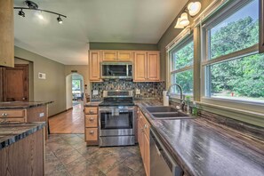 Microwave, oven, stovetop, dishwasher - Eau Claire Home w/ Fire Pit < 2 Mi to Dtwn! (Eau Claire)