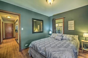 3 bedrooms, laptop workspace, iron/ironing board, bed sheets