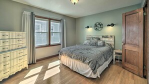 3 bedrooms, laptop workspace, iron/ironing board, bed sheets - Eau Claire Home w/ Fire Pit < 2 Mi to Dtwn! (Eau Claire)