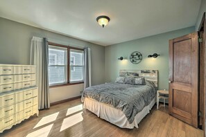 3 bedrooms, laptop workspace, iron/ironing board, bed sheets - Eau Claire Home w/ Fire Pit < 2 Mi to Dtwn! (Eau Claire)