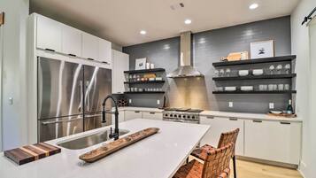 House (5 Bedrooms) | Interior