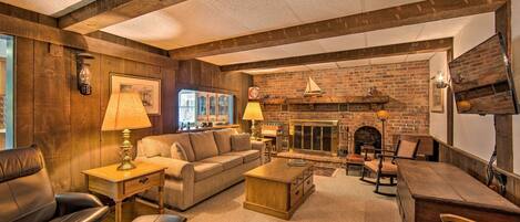 Căn hộ (1 Bedroom) | Khu phòng khách | TV, lò sưởi, sách